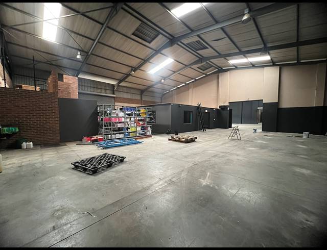 1,300M² WAREHOUSE TO LET IN ALRODE SOUTH